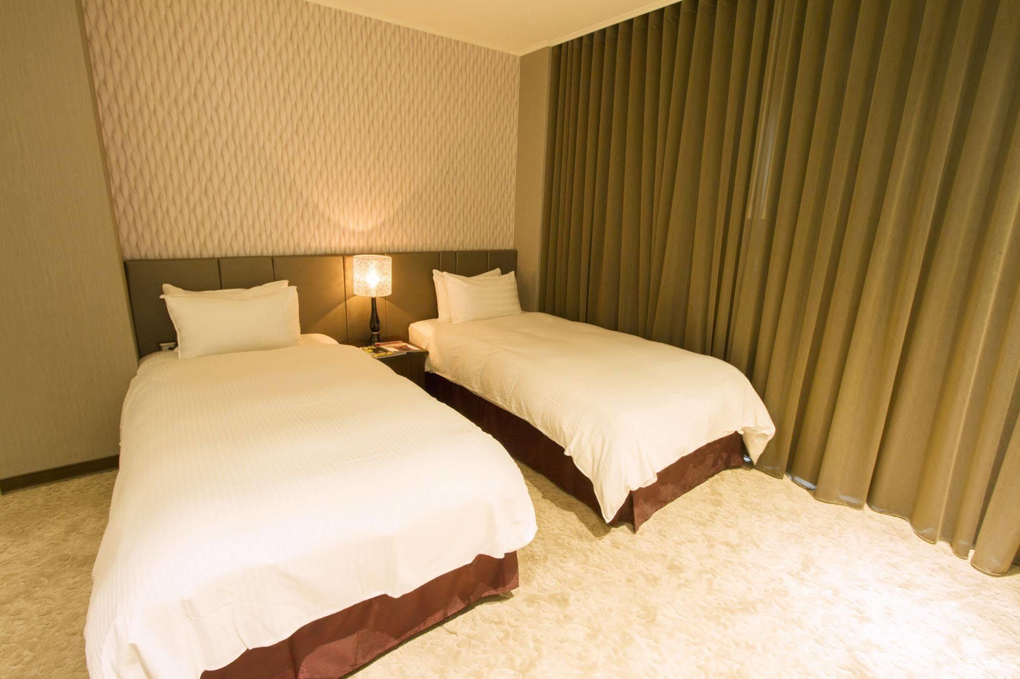 Hunt Champion Hotel Тайчжун Экстерьер фото